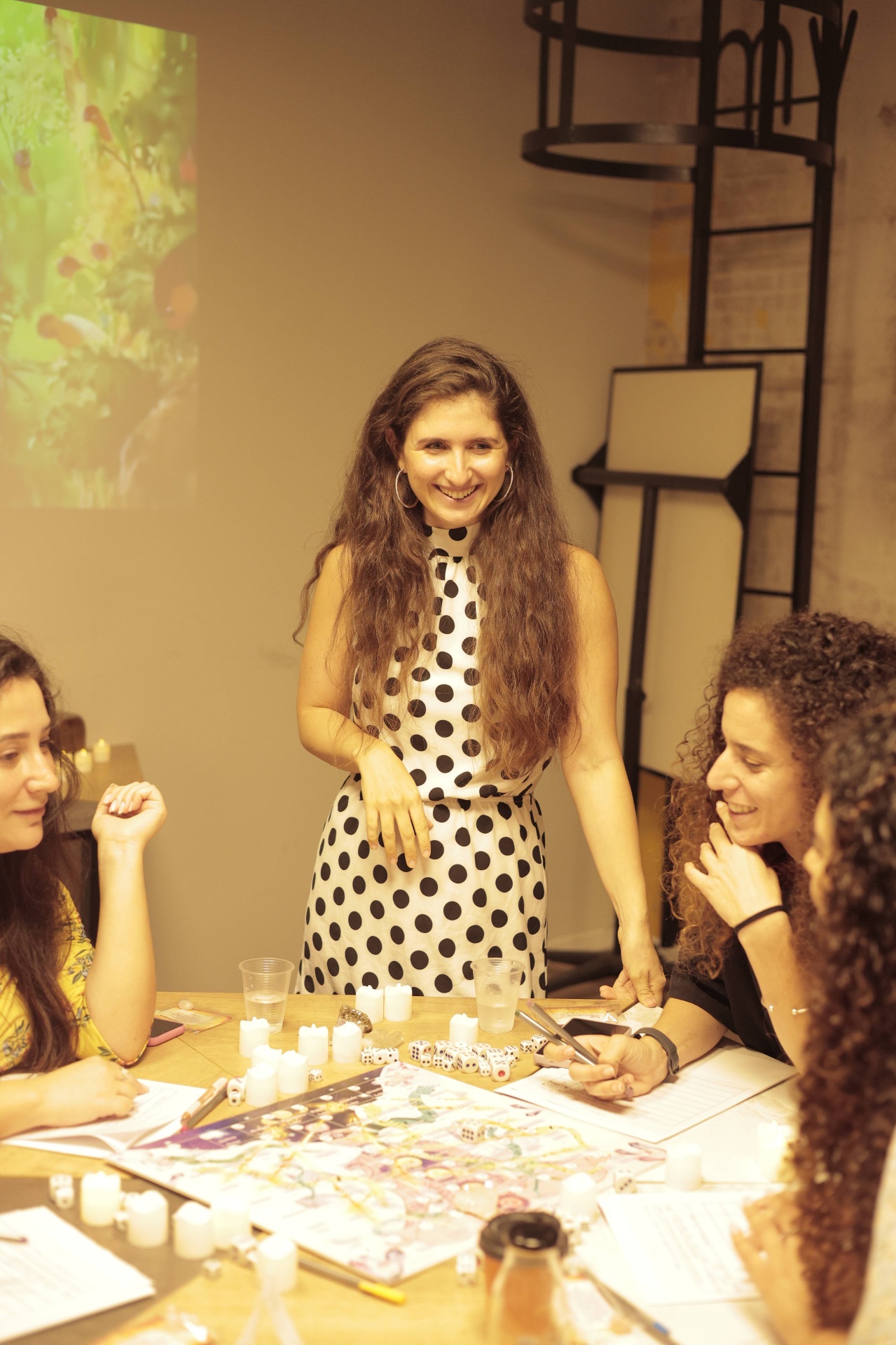 חלי מנחה סביב שולחן המשחק